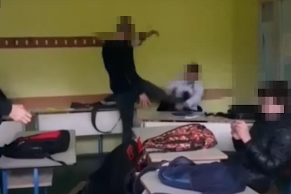 STRAVIČNO NASILJE: UČENIK PRETUKAO SVOG VRŠNJAKA, uznemirujuć video kruži internetom, RODITELJI BESNI (VIDEO)