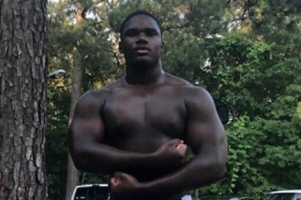 DEČAK OD 14 GODINA IZGLEDA KAO DŽIN: Već sada se zna da će se u budućnosti lomiti za njegov potpis na NFL DRAFTU!