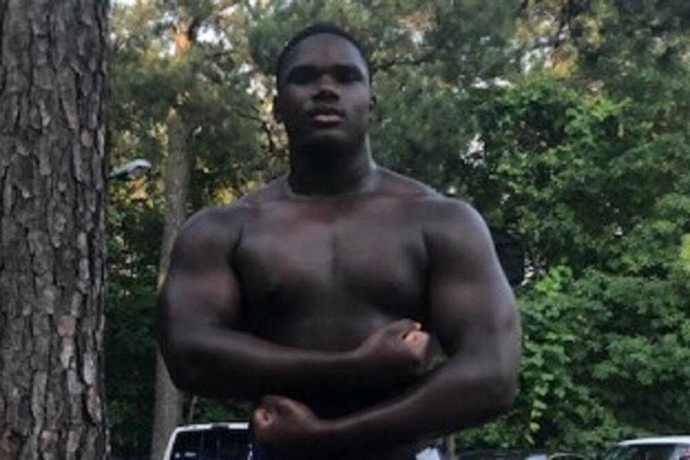 DEČAK OD 14 GODINA IZGLEDA KAO DŽIN: Već sada se zna da će se u budućnosti lomiti za njegov potpis na NFL DRAFTU!