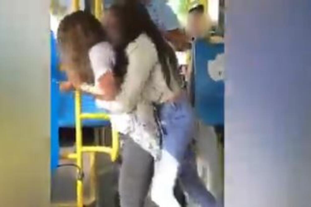 OTKUD BROJ NJENOG DEČKA U TELEFONU DRUGE DEVOJKE: Najnoviji detalji tuče u autobusu 23