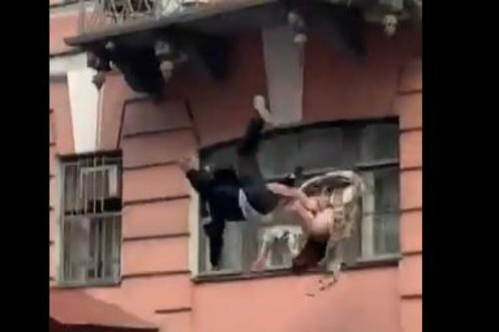 I ograda popustila pod naletom strasti: Žena TUKLA muškarca na terasi, pa POPADALI na ulicu (VIDEO)