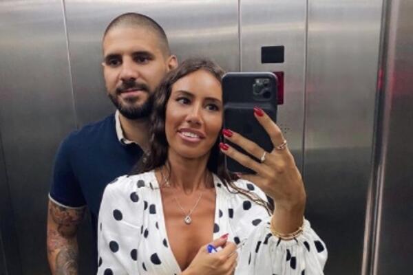 ATRAKTIVNA KUMA IZBACILA DUBOKI DEKOLTE NA VENČANJU SRPSKOG FUDBALERA: Sevali SILIKONI, prisutni ZANEMELI! (FOTO)