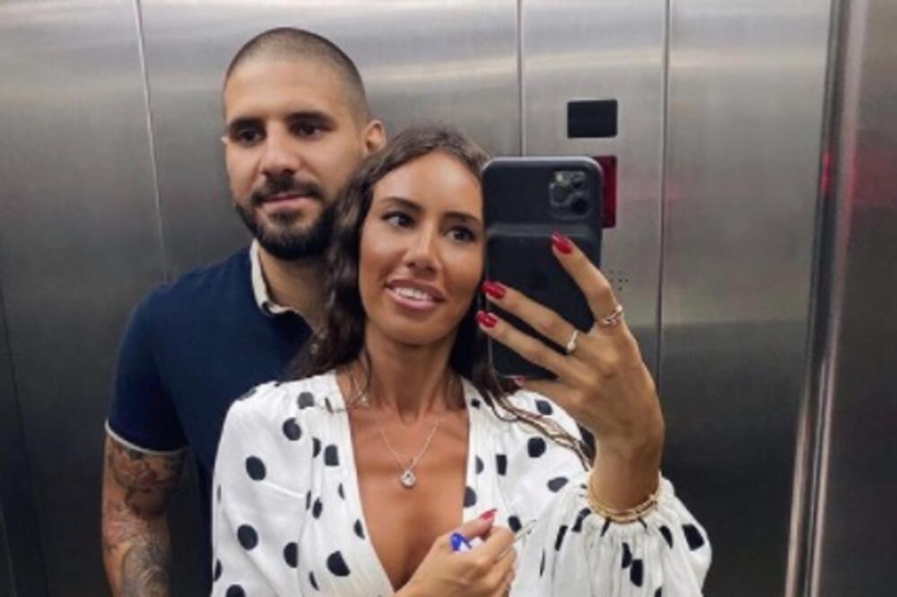 ATRAKTIVNA KUMA IZBACILA DUBOKI DEKOLTE NA VENČANJU SRPSKOG FUDBALERA: Sevali SILIKONI, prisutni ZANEMELI! (FOTO)