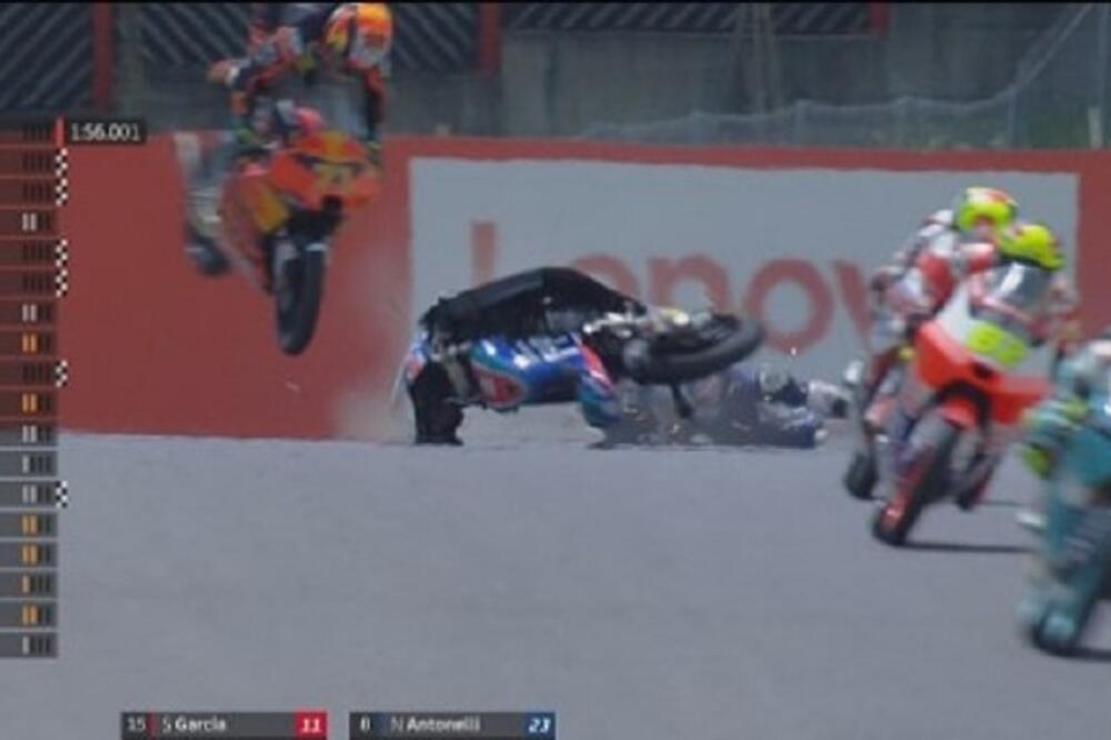 STRAVIČNA NESREĆA NA STAZI: Dvojica motociklista se sudarila - HELIKOPTER HOSPITALIZOVAO STRADALOG! (VIDEO)