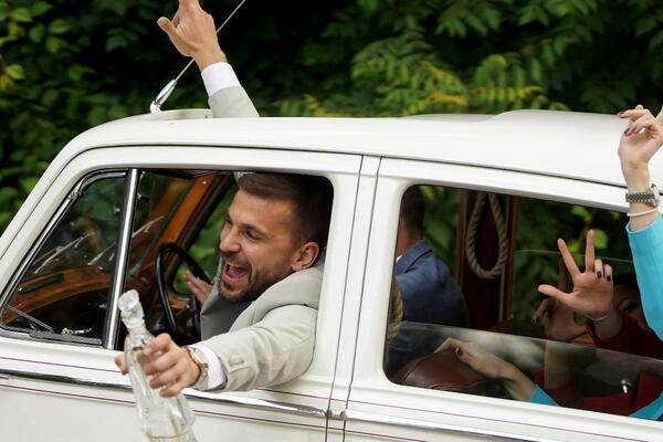 SRPSKI FUDBALER STIGAO U OLDTAJMERU I DIGAO TRI PRSTA: Sledi nezapamćeno SLAVLJE, završeno crkveno VENČANJE! (FOTO)