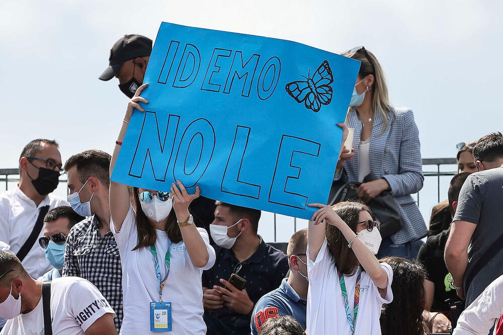 NI POLICIJSKI ČAS NIŠTA NE MOŽE: Srpski navijači iznenadili Novaka KASNO U NOĆ!