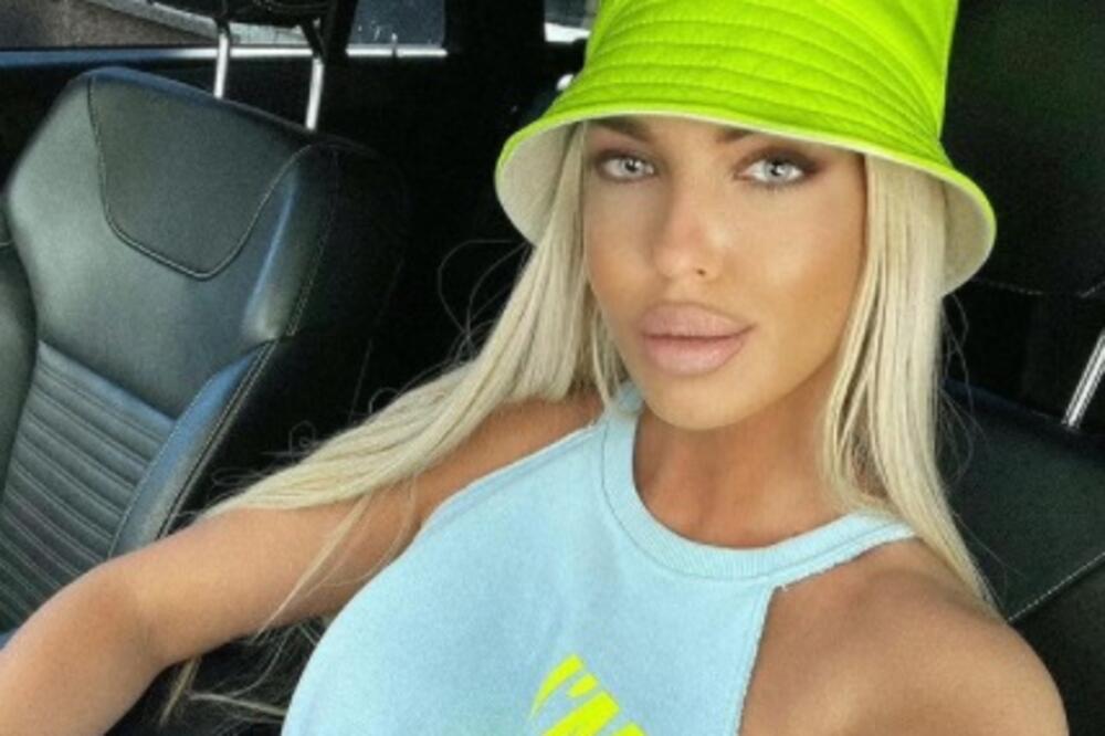 PRITISAK 200/100! KARLEUŠA KLEKLA NA KOLENA U VRELU POZU I POKAZALA SRCE ZADNJICOM: Nerealno dobro izgleda! (FOTO)