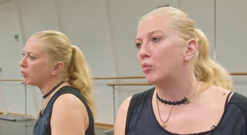 Ona je sa takmičarima svakodnevno radila na plesnim pokretima.