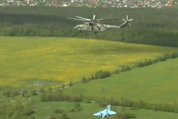 NEVEROVATNO! NEZAPAMĆENA SCENA IZNAD SANKT PETERBURGA: Ruski helikopter Mi-26 nosio AVIONČINU (VIDEO)