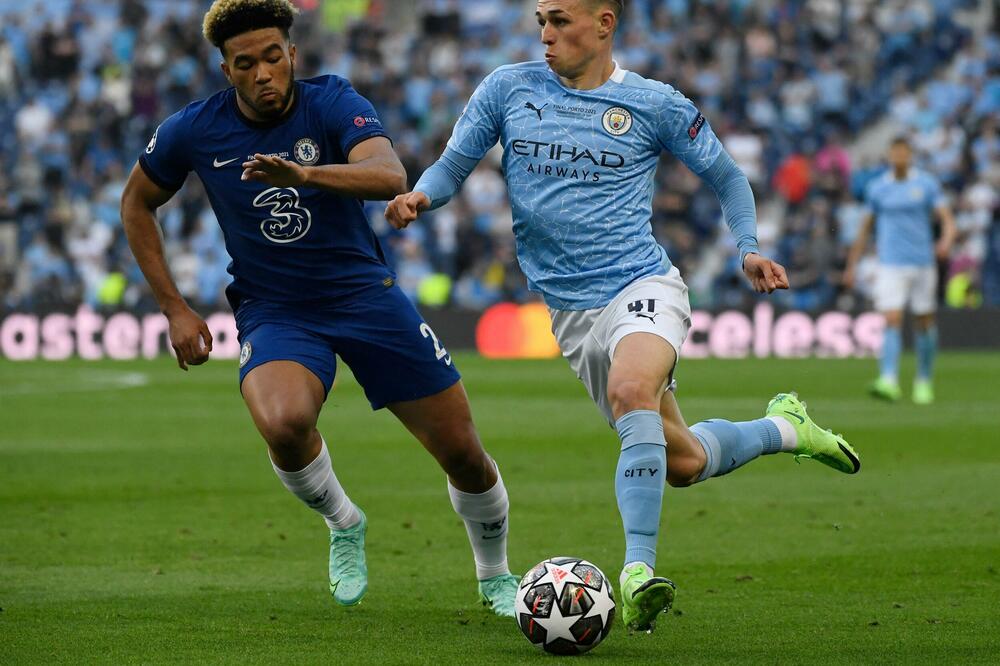 POZNATOM FUDBALERU DEVOJKA POGLEDALA TELEFON I IMALA JE ŠTA DA VIDI! Krenula da ga PSUJE, svedoci u ŠOKU! (VIDEO)