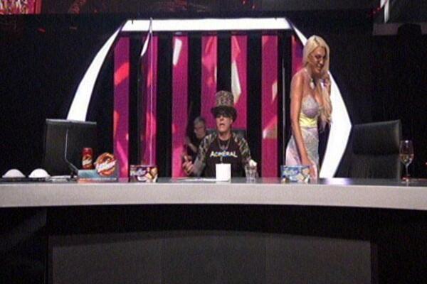 ĐORĐU DAVIDU KRVAVE RUKE! Emisija krenula po ZLU: Karleuša ustala da IGRA, a onda je nastao PROBLEM!