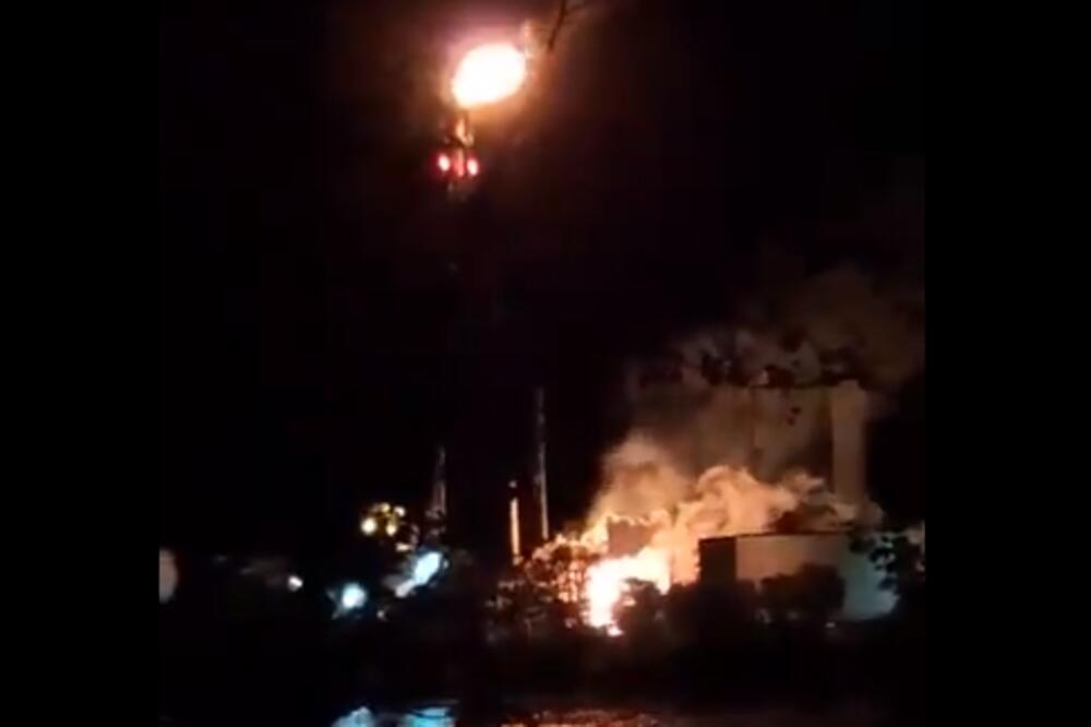 DŽINOVSKA EKSPLOZIJA U AMERICI: Veliki požar u rafineriji nafte, vatrogasci se bore sa plamenom (VIDEO)