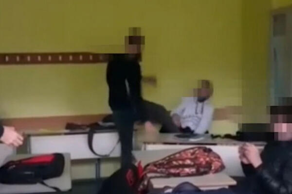 SIN DIREKTORKE ŠKOLE U POTOCIMA RUKAMA I NOGAMA UDARA ŠKOLSKOG DRUGA: Stravičan snimak se širi mrežama (VIDEO)