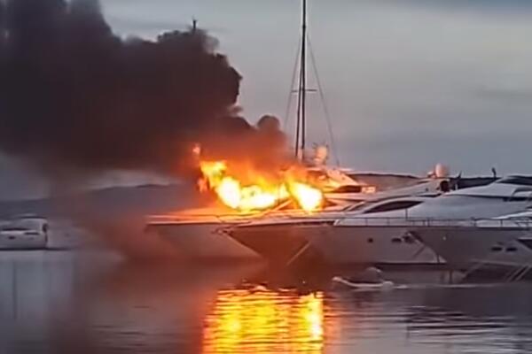 NEVIĐENI POŽAR U MARINI: Zahvatio privezane jahte, gradom se širi smrad plastike! (VIDEO)
