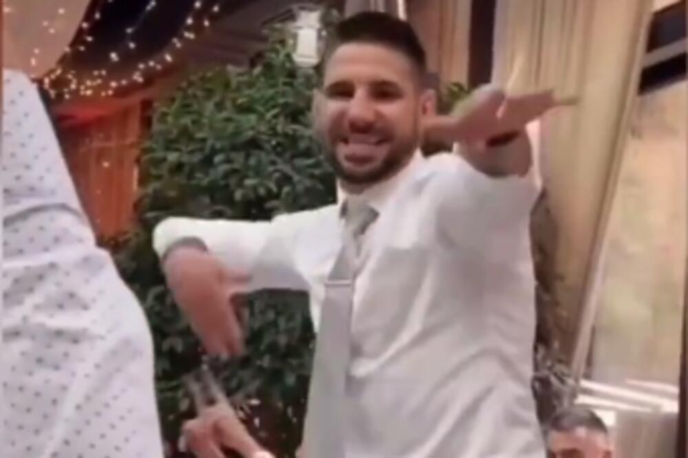 PRVO SE POPEO NA 'LUDI KAMEN', PA NA STOLICU: Hit snimak Mitrovića kako predvodi veselje na svojoj svadbi! (VIDEO)