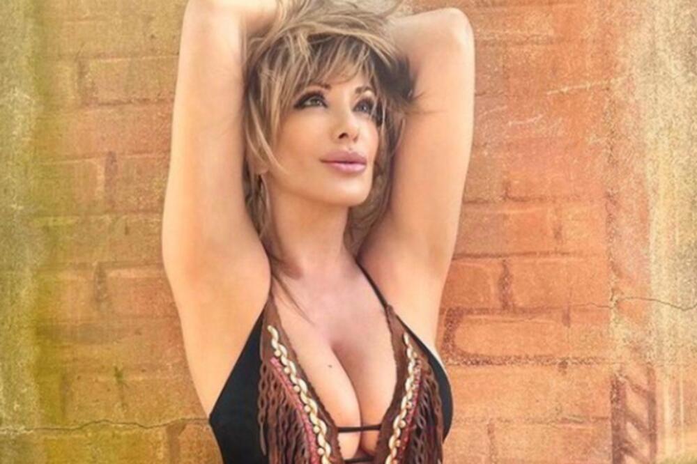 VRELA ITALIJANKA UBIJA U 54. GODINI SA BRUTALNIM IZGLEDOM: Za njenim GRUDIMA uzdisao je ceo svet i danas KIDA!