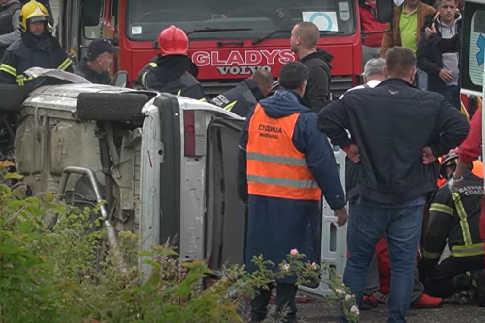 UŽASNE SCENE IZ KRALJEVA: Pojavio se snimak smrskanog automobila, Vladimiru nije bilo pomoći (VIDEO)