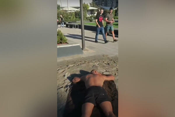 MARKO POSTAO HIT NA MREŽAMA: Rešio da se sunča ispred TRŽNOG CENTRA, njegov potez naišao na NEGODOVANJE! (VIDEO)