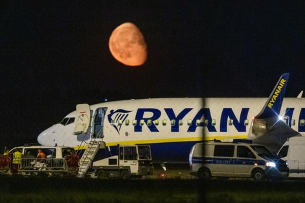 DRAMA! Avion Rajanera prinudno sleteo u Berlin zbog PRETNJE BOMBOM (FOTO)