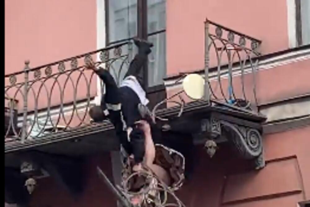 SVAĐALI SE I TUKLI NA BALKONU PA PROBILI OGRADU I PALI NA BETON SA 2. SPRATA! Snimljen užasan incident (VIDEO)
