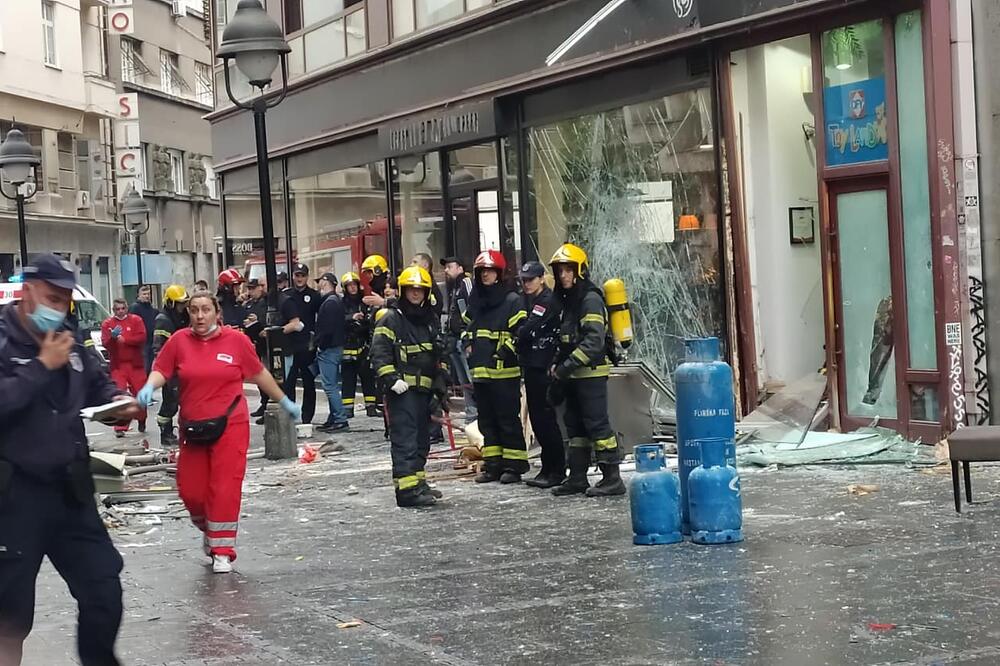 VIRILO MU JE STAKLO IZ GLAVE, BIO JE POLUSPRŽEN! DEVOJKA JE BILA GOLA! Jedna žena je sve videla, BILO JE JEZIVO!