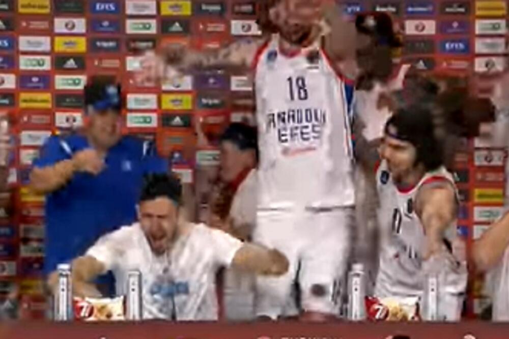 NISU DALI MICIĆU DA GOVORI: Haos na Efesovoj konferenciji posle meča! (VIDEO)