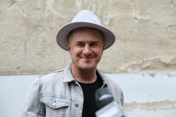 DIVNA VEST ZA DAN ZALJUBLJENIH: Sale Tropiko nakon RAZVODA našao CRVENOKOSU DEVOJKU, krasi je i PIRSING