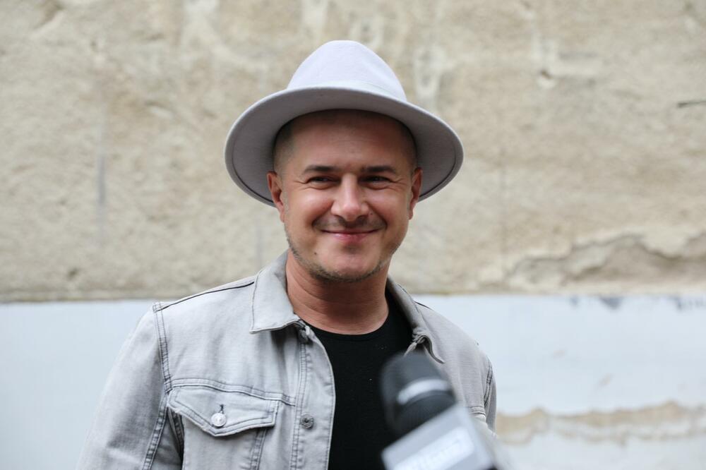 DIVNA VEST ZA DAN ZALJUBLJENIH: Sale Tropiko nakon RAZVODA našao CRVENOKOSU DEVOJKU, krasi je i PIRSING