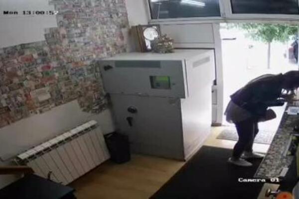 STRAŠAN SNIMAK KRAĐE USRED BELA DANA! Lopov u centru Beograda oteo ženi torbu, tek da vidite njenu reakciju (VIDEO)