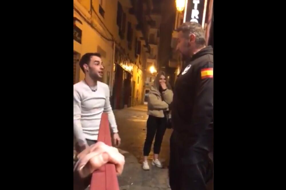 UHVATIO GA JE ZA GRUDI I SMEJAO MU SE U FACU: Ono što se desilo bukvalno ga je patosiralo! (VIDEO)