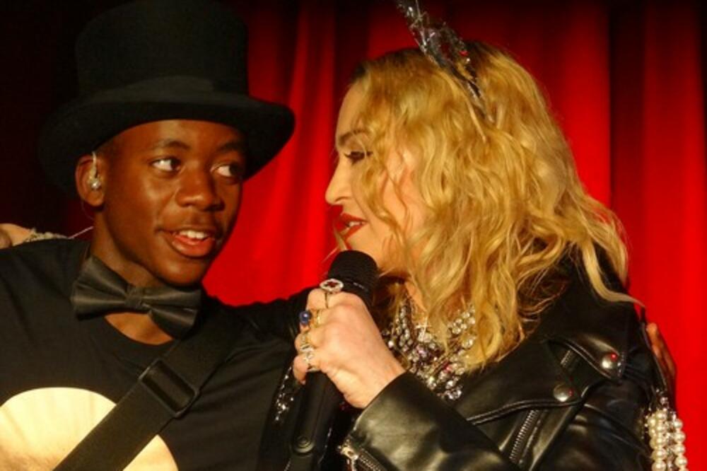 ZA OVO TREBA IMATI HRABROSTI! MADONA SNIMILA SINA KAKO SE ŠETA U HALJINI PO KUĆI: Samouverenost je sve!