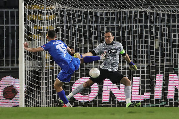 PARTIZAN AKTIVIRA BOMBU: Golman Šerifa menja Stojkovića?