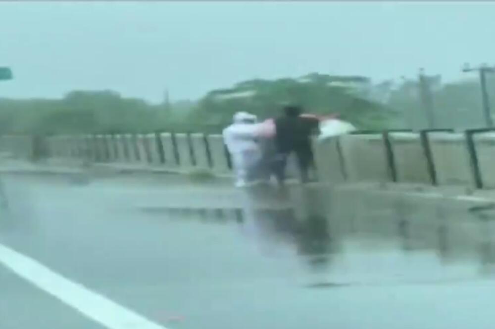 UHVAĆENI KAKO BACAJU TELO U REKU! Svedok ih je uhvatio na delu, a policija odmah pokrenula ISTRAGU! (VIDEO)