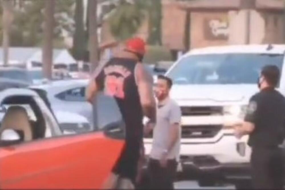 TIP IZ OGROMNOG DŽIPA IZAŠAO JE DA PRETI ČOVEKU U JADNOM AUTIĆU: A onda je iz njega izašao ROĐAK GODZILE! (VIDEO)