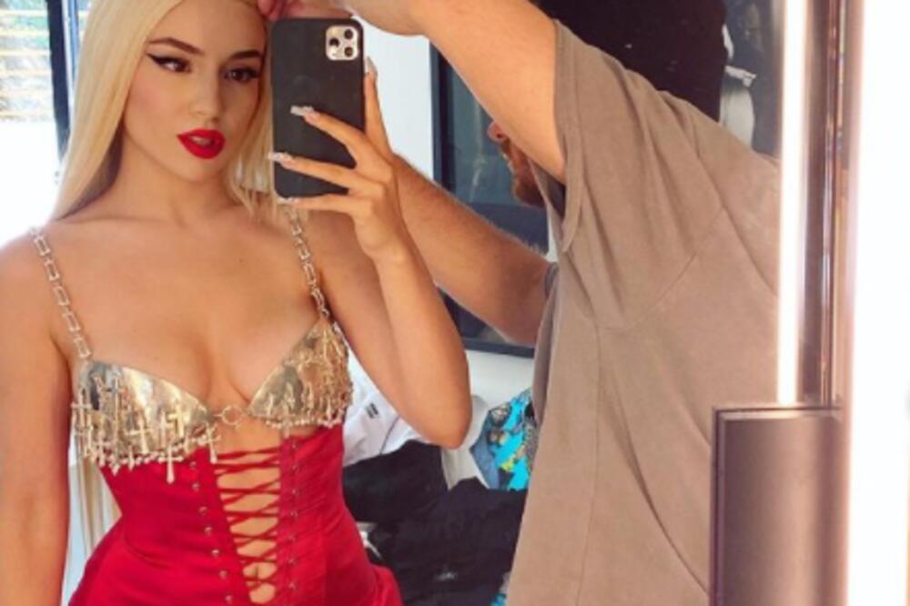 JEZIK BRŽI OD PAMETI!ALBANKA NA METI PODSMEHA: Na dodeli nagrada htela da bude BITNA pa se IZBLAMIRALA za sve pare!