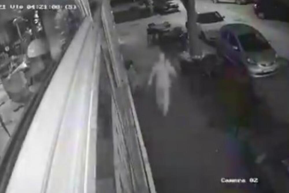 PROCUREO SNIMAK SA NADZORNIH KAMERA: Dvojica zapalila kafić FORZA i beže! (VIDEO)