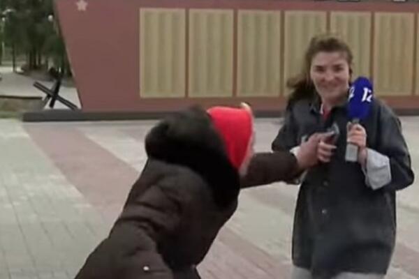 GNEVNA BAKA! STARICA IZUDARALA NOVINARKU ANU NASRED ULICE: Razlog nikad BIZARNIJI (VIDEO)