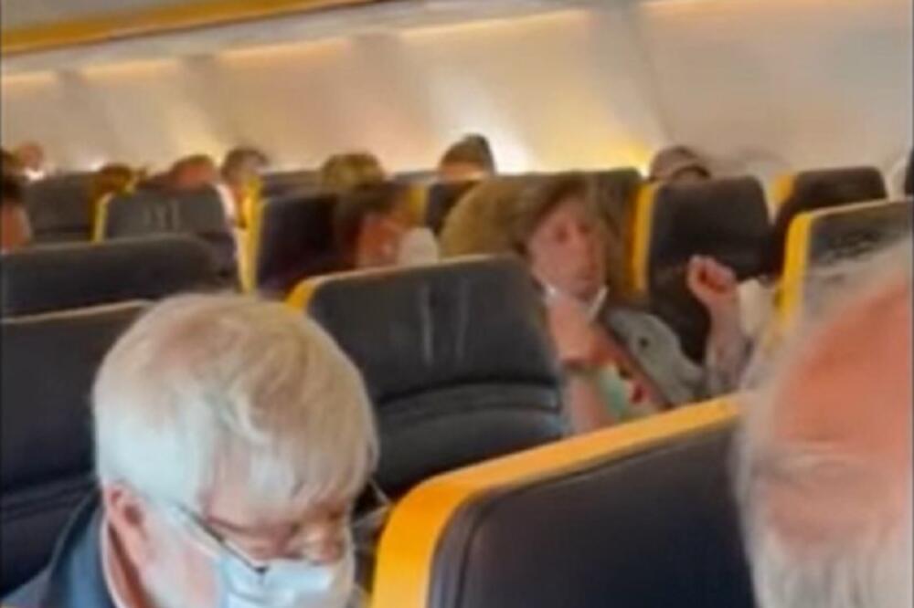 NAPRAVILA HAOS U AVIONU: Histerisala zbog obaveznog nošenja maske, PLJUVALA OSOBLJE i UDARALA putnike (VIDEO)