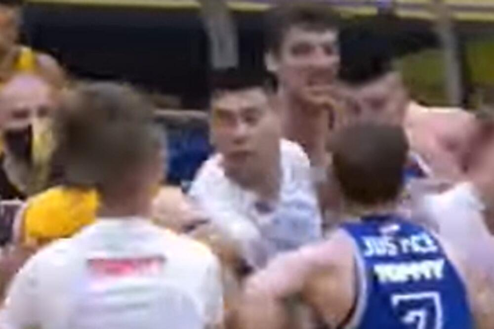 INCIDENT SRPSKIH KOŠARKAŠA U SPLITU: Tuču morao da zaustavi trener koji je svog igrača oborio na parket! (VIDEO)