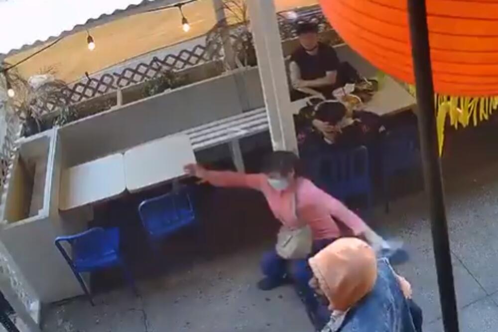 NIČIM IZAZVAN INCIDENT: Objavljen video napada na Azijatkinju u Njujorku, NAKON UDARCA SE SAMO SRUŠILA! (VIDEO)