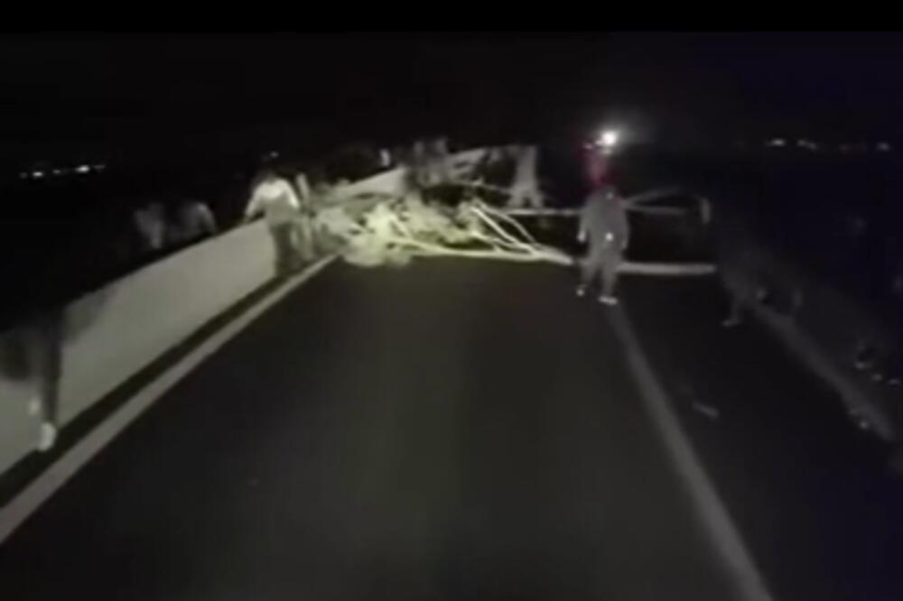 ZASEDA NA AUTO-PUTU! VOZAČ KAMIONA SE NAŠAO U NEOBRANOM GROŽĐU: Iz mraka je odjednom izašla grupa ljudi! (VIDEO)