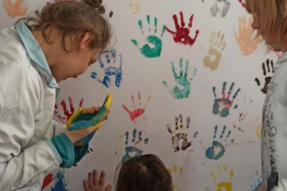 SVETSKI DAN DETETA: Izložba "ZAUVEK DECA" u cilju skretanja pažnje na osobe sa poteškoćama u RAZVOJU (FOTO)