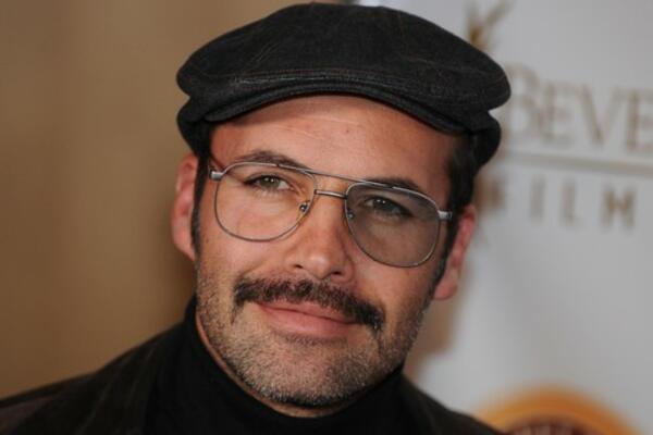 ŽENE SU ODLEPILE ZA NJIM U "TITANIKU",ŽARIO JE IZGLEDOM, A SADA IZGLEDA OČAJNO: Ugojio se, pustio bradu, povukao se