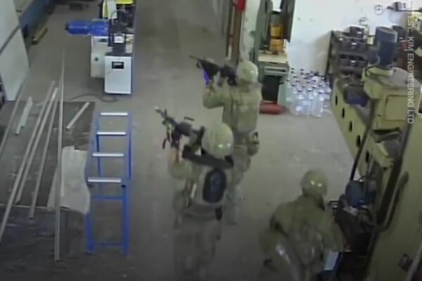 AMERIČKI VOJNICI SA DUGIM CEVIMA UPALI U FABRIKU KOD NAŠIH KOMŠIJA: Ambasada se hitno oglasila, ISPLIVAO SNIMAK