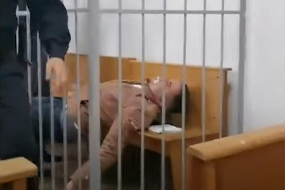 BELORUSKI AKTIVISTA ZARIO OLOVKU SEBI U VRAT TOKOM ROČIŠTA! Horor, VEOMA JE UZNEMIRUJUĆE (VIDEO)