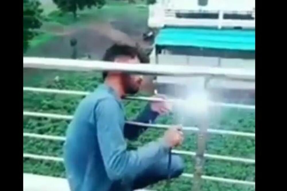 MAJSTOR NAPRAVIO KOBNU GREŠKU DOK JE VARIO: Kamera zabeležila ČIST IDIOTIZAM, da li se smejati ILI PLAKATI? (VIDEO)