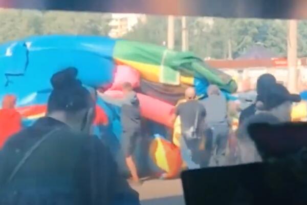 EKSPLODIRAO GUMENI ZAMAK DOK SU SE DECA IGRALA! Ana (3) pretrpela potres mozga, a druga devojčica frakturu! (VIDEO)