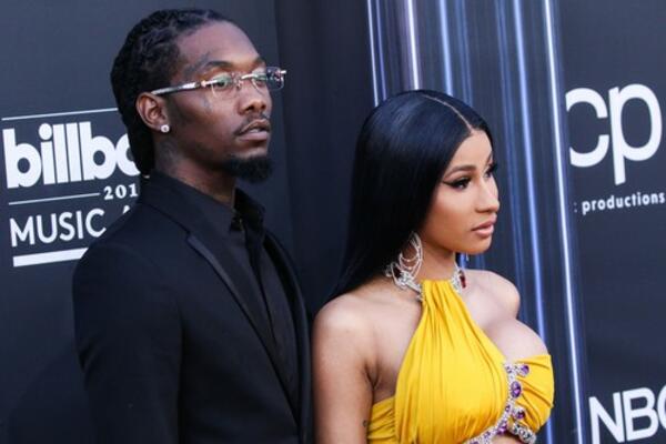 IZVAĆARIO JE PRED SVIMA NA JAVNOM DOGAĐAJU! KARDI BI I NJEN BIVŠI NE MARE ZA KAMERE: Akcijaju GDE STIGNU!