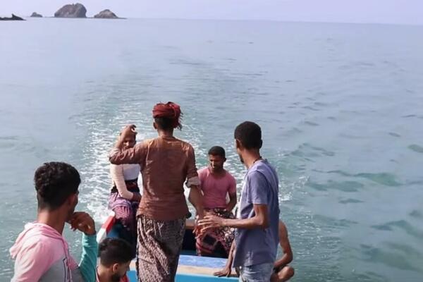 NAIŠLI NA UGINULOG KITA I SPASILI SE SIROMAŠTVA: Ono što su našli u utrobi donelo im milione (VIDEO)