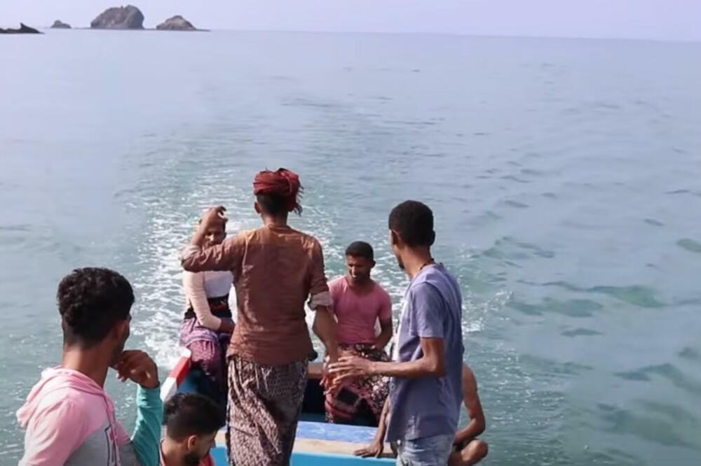 NAIŠLI NA UGINULOG KITA I SPASILI SE SIROMAŠTVA: Ono što su našli u utrobi donelo im milione (VIDEO)